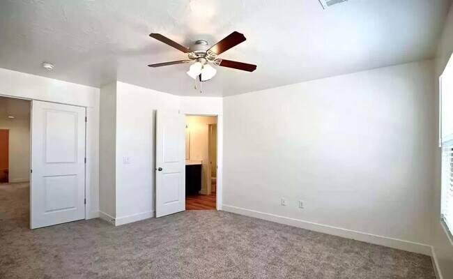 Building Photo - Charming 4BR 2.5 BATH House in Saint George