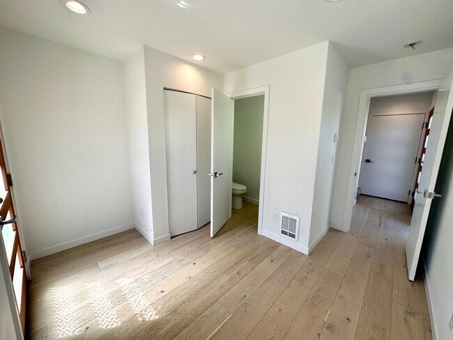 Building Photo - Modern Townhouse w/Rooftop Deck