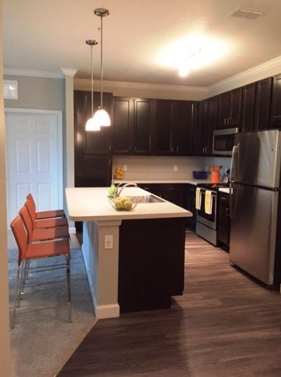 Kitchen and Breakfast Bar - Charleston Edge