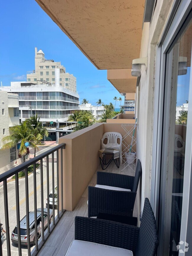 Building Photo - 1150 Collins Ave