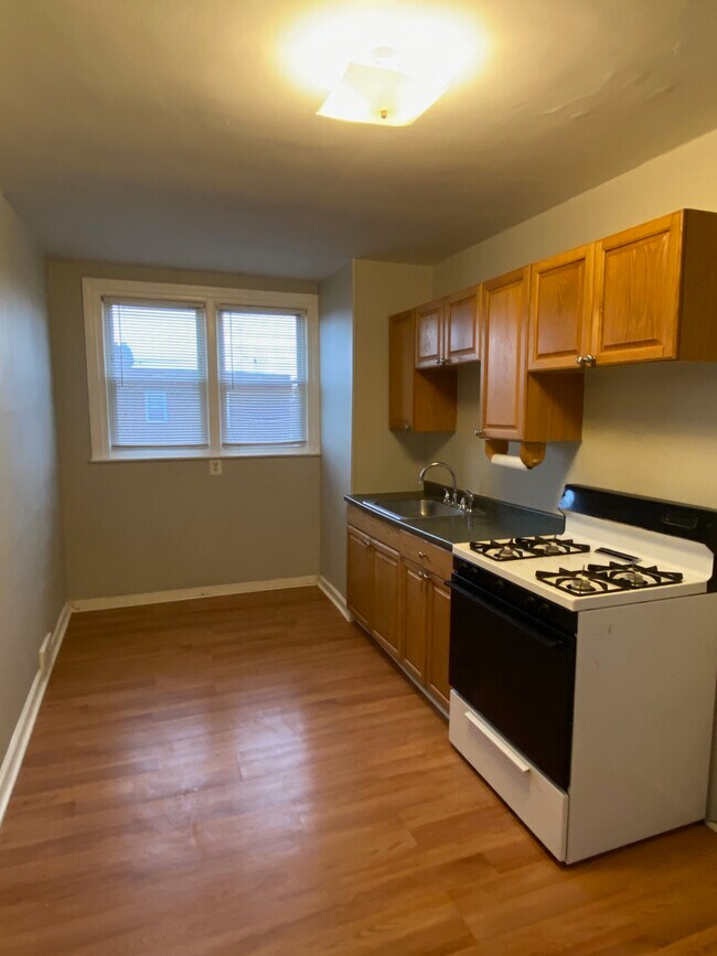 Cocina de 8 pies x 17 1/2 pulgadas - 4444 Loring St