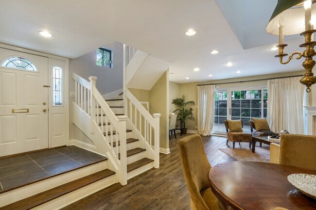 Building Photo - 1158 W Dickens Ave