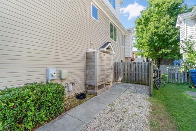 Building Photo - Luxury rental in prime location of Chesape...
