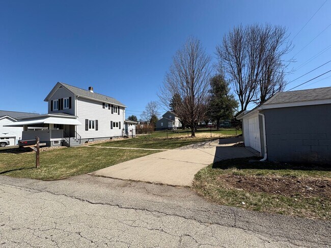 Foto del edificio - BEAUTIFULLY UPDATED 2 Bedroom / 1.5 Bath home in Penn Trafford School District