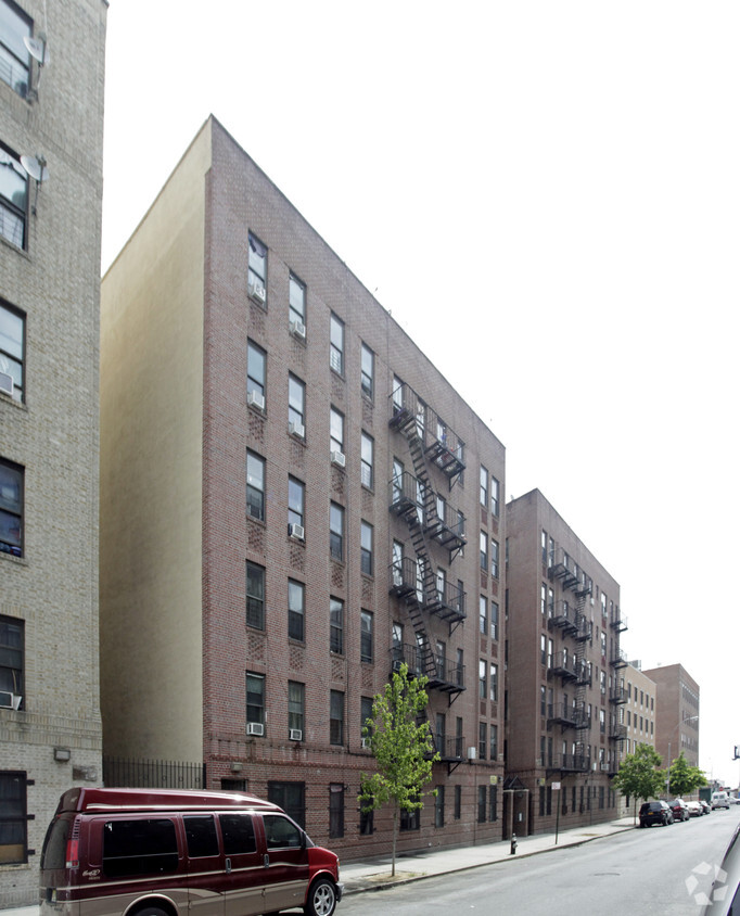 Primary Photo - 683 E 140th St