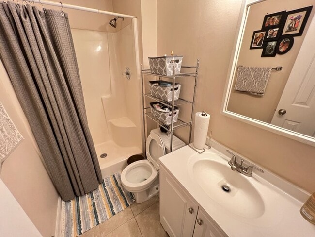 Building Photo - Adorable 3 Bedroom Townhouse w/ 1st Floor Bedroom