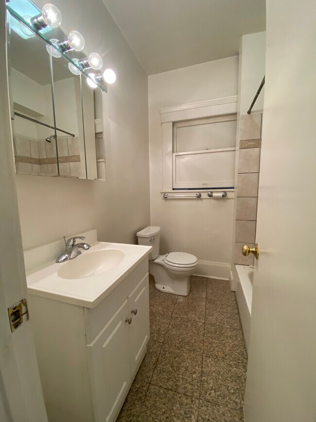 Foto del edificio - Raymond Investments LLC.