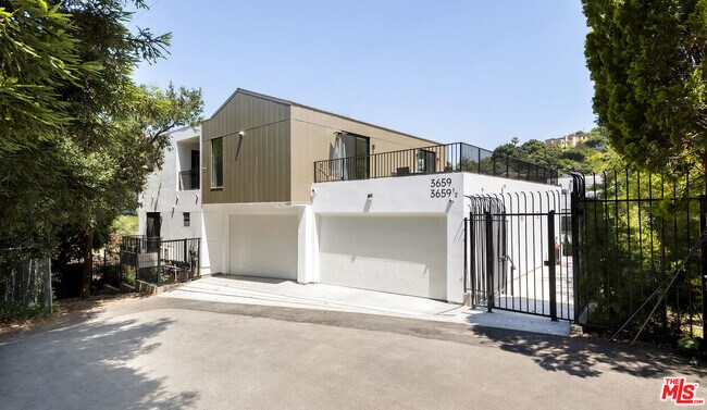 Foto del edificio - 3657 Regal Pl