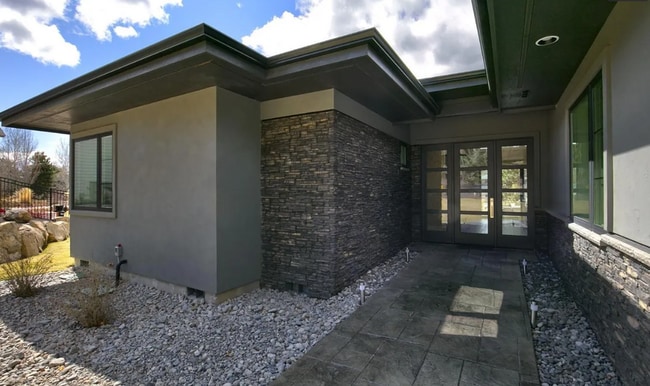 Building Photo - Beautiful and Spacious 3 Bed/2.5 Bath Home on 0.46 Acre Lot in SE Bend