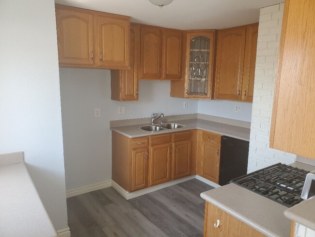 Building Photo - 3 Bedroom - 2 Bathroom wonderful remodeled...