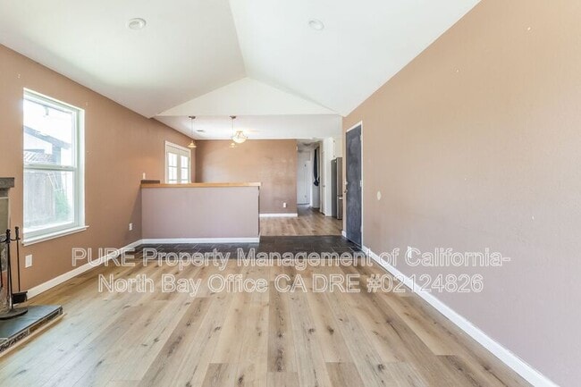 Building Photo - 2048 Pinercrest Dr