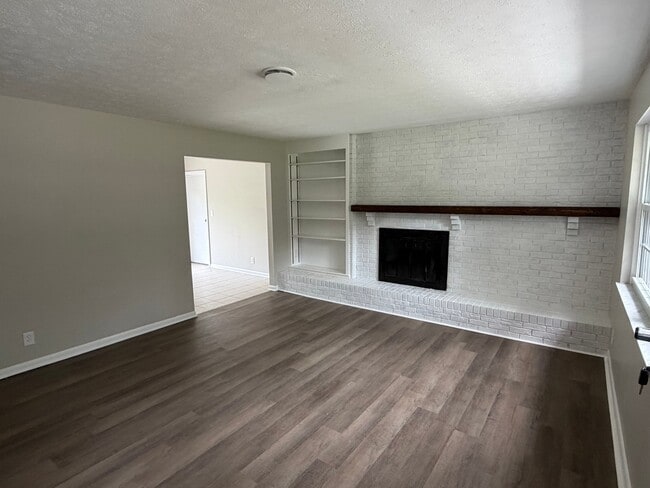 Building Photo - 3703 Oakwood Dr
