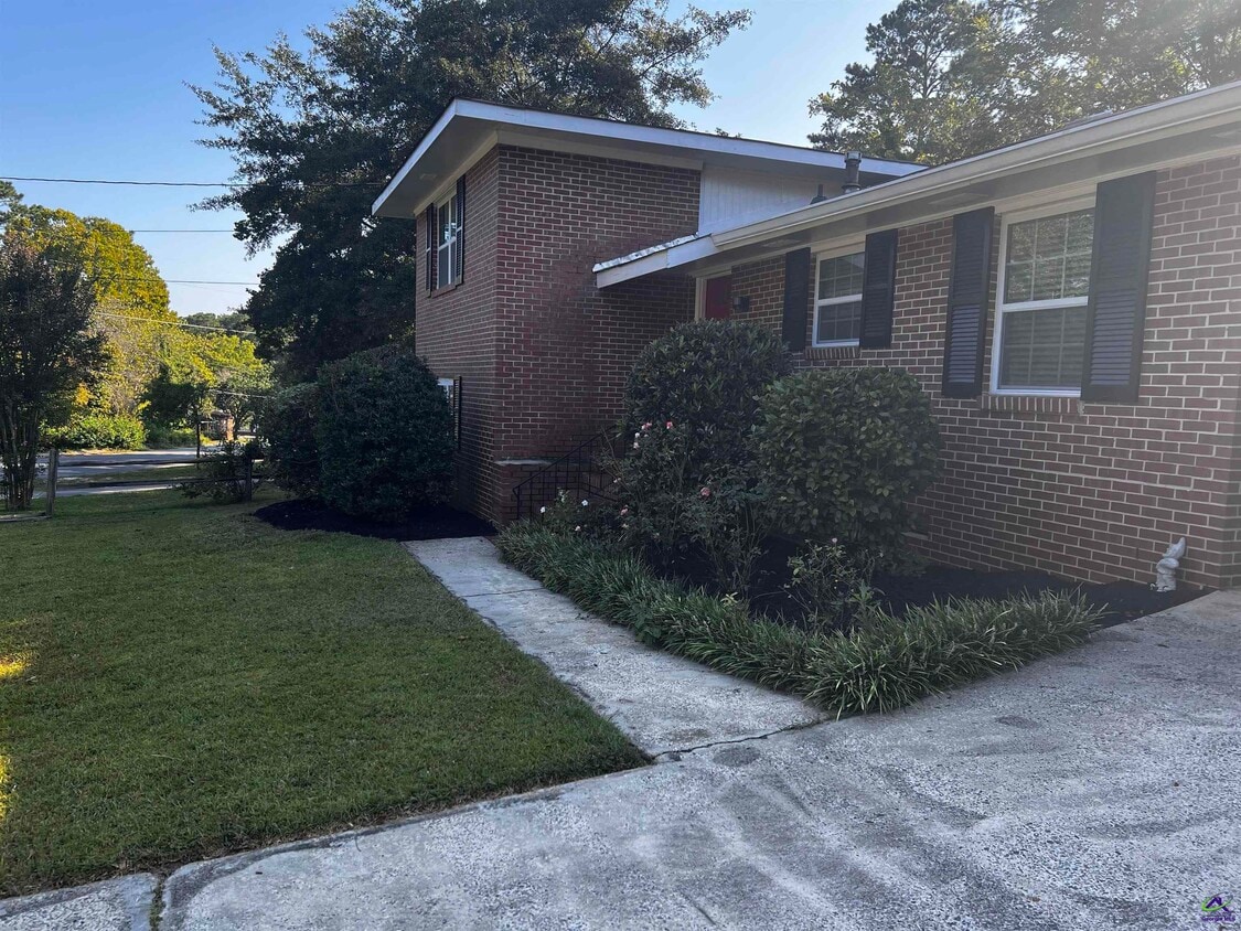 Primary Photo - 108 Hillside Terrace