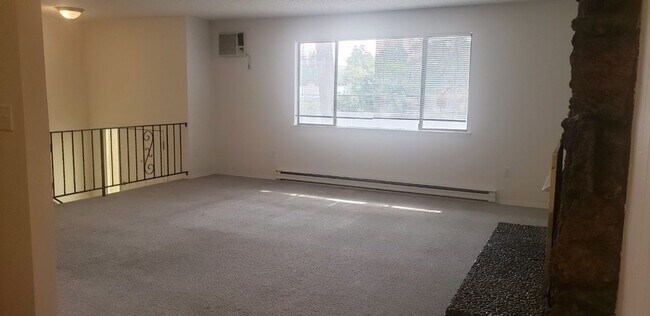 Building Photo - Nicely updated 3+ bedroom, 2 bath duplex