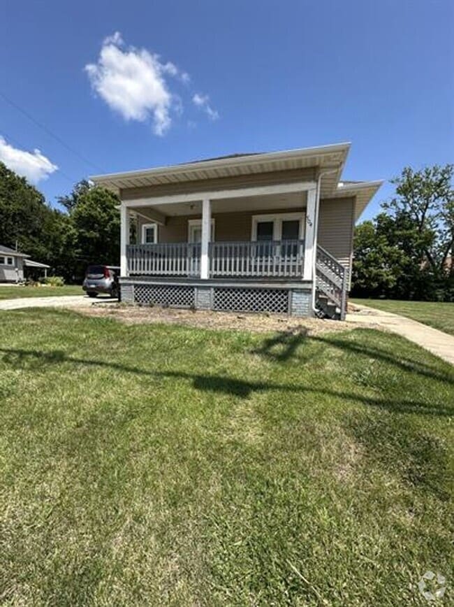 Building Photo - 704 N Lincoln Ave