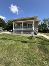 Building Photo - 704 N Lincoln Ave