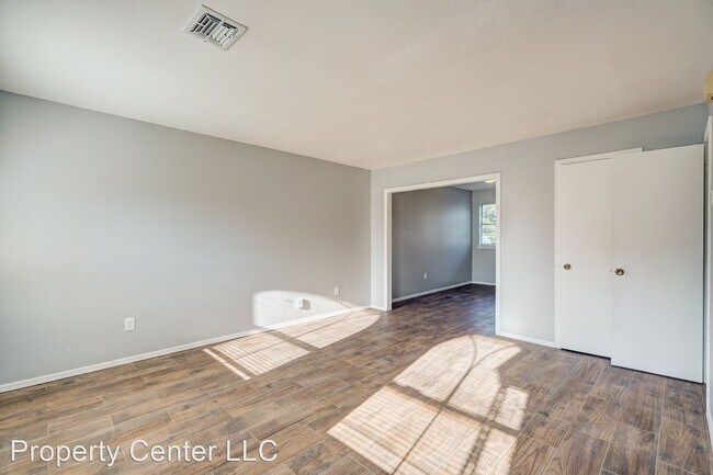 Building Photo - 2 br, 1.5 bath House - 2635 Elwood Drive