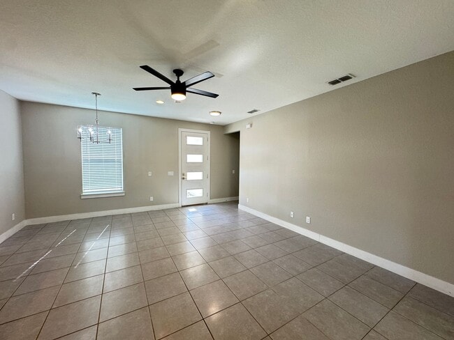 Foto del edificio - Beautiful 4 Bedroom, 2 Bathroom Home in Poinciana!!