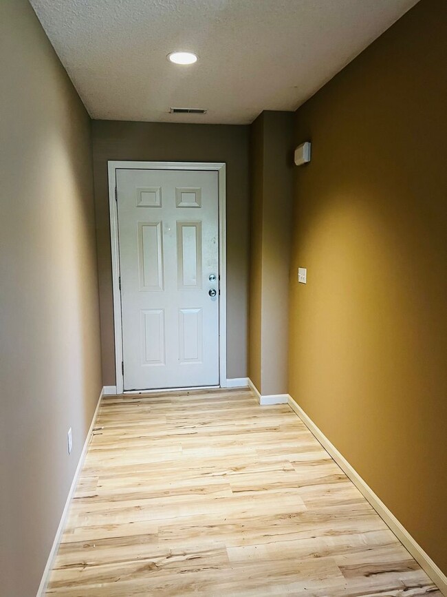 Building Photo - Freshly Updated & Move-In Ready