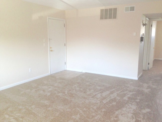 Building Photo - SPACIOUS 2 BEDROOM 1 BATH IN CHESAPEAKE!