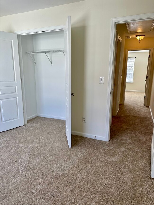 Building Photo - End Unit Townhome in Callonwood, Matthews!...