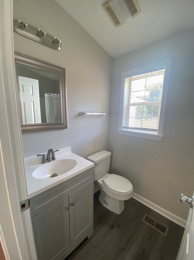 Photo - Beautiful 4 Bedroom, 2 Bath House Convenie...