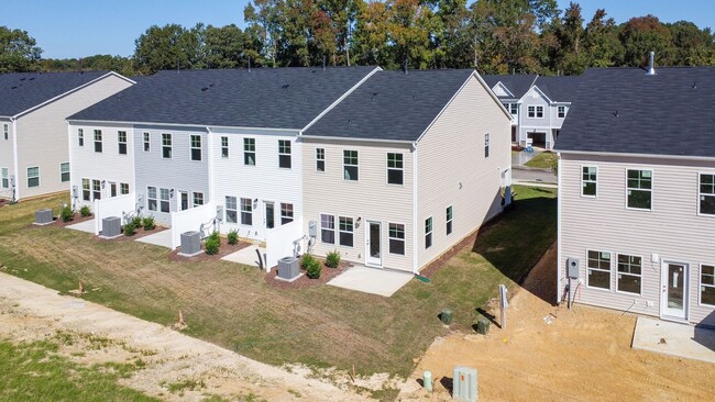 Building Photo - End Unit Townhome!