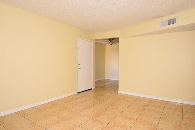Foto del edificio - Lovely 2nd Floor, 1 Bed, 1 Bath Condo At Desert Shores!