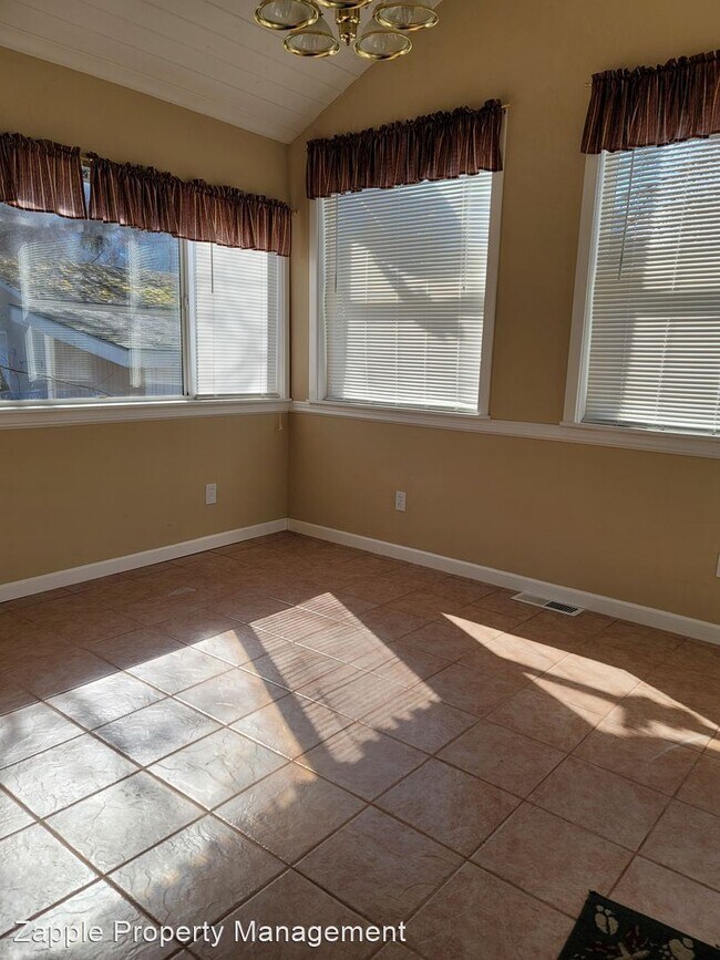 Building Photo - 2 br, 1 bath House - 121 W. Elder