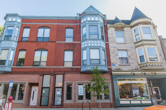 Building Photo - 903 W Armitage Ave