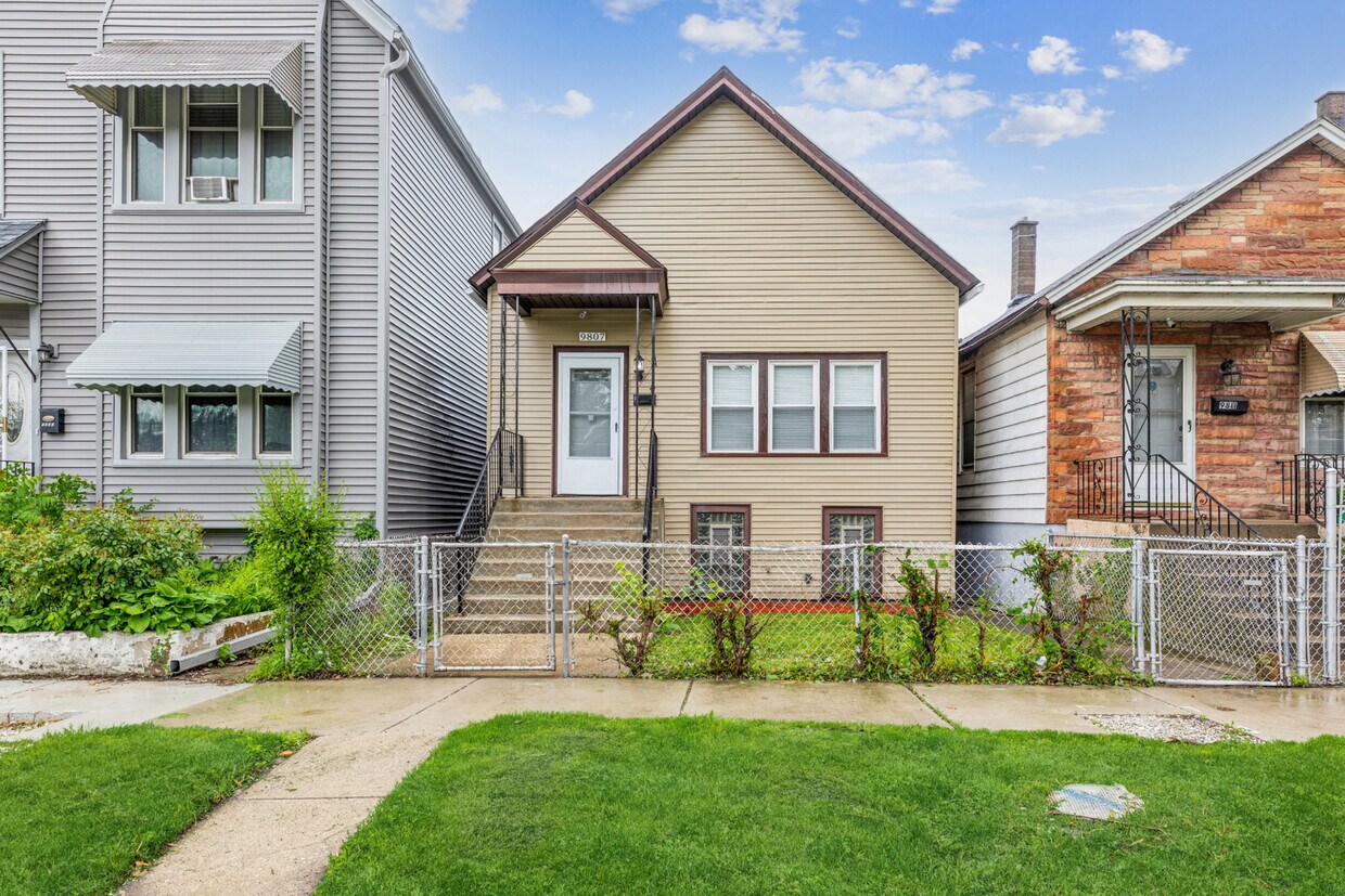 Foto principal - 9807 S Ave M