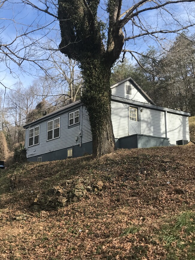 Building Photo - 335 Hillcrest Dr