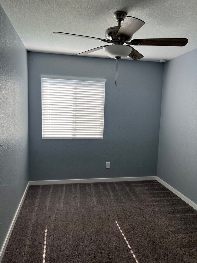 Building Photo - NEWLY REMODELED UNIT IN SURPRISE WITH BACK...