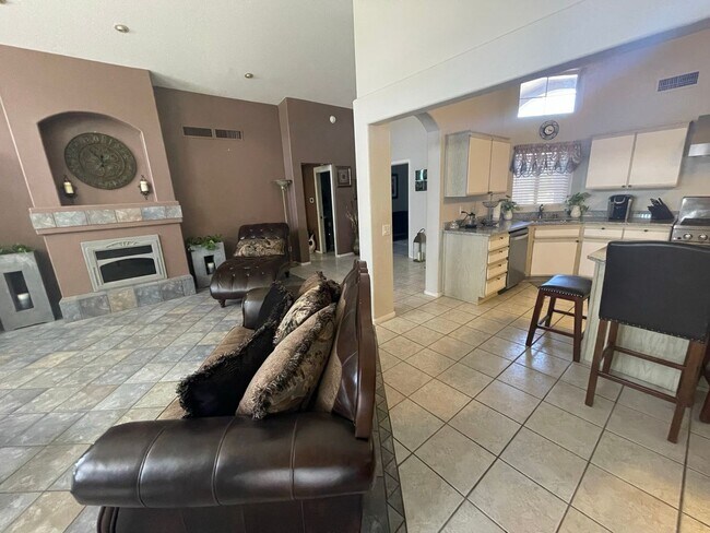 Building Photo - Furnished - Heritage Model - Available for...