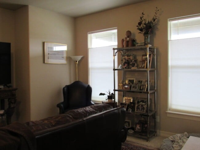 Building Photo - Desireable Eastside Doll House