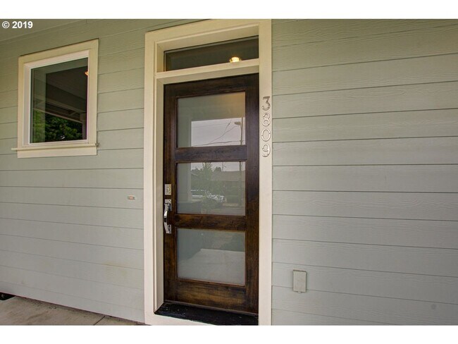 Foto del edificio - Stylish 3-Bedroom Home w/ Flex Space, Cove...