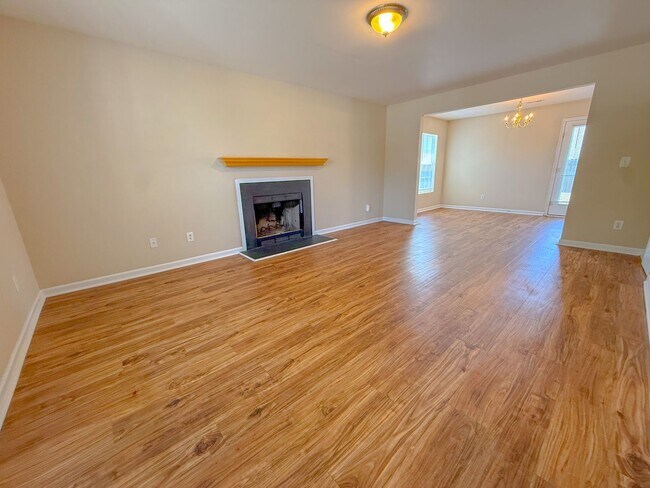 Foto del edificio - 3 Bedroom 2.5 Bath Single Family Home with Fenced Backyard!