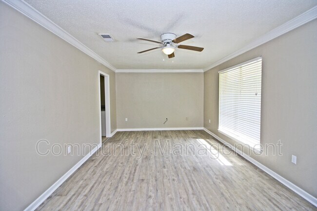 Building Photo - 836 E Versailles Dr