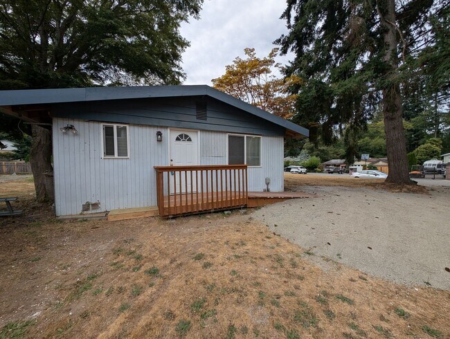 Building Photo - Federal Way One Bedroom Available Now! ALL...