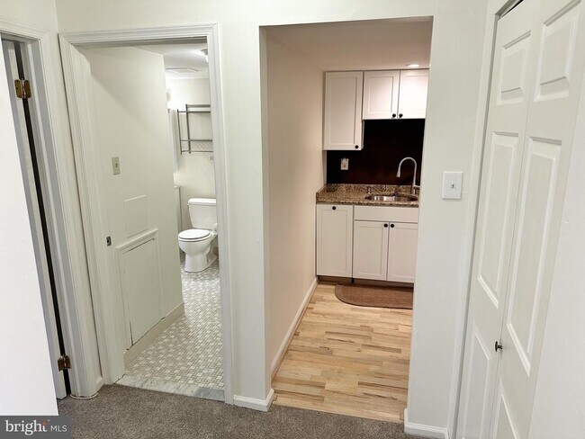 Foto del edificio - 63 Hermitage Dr