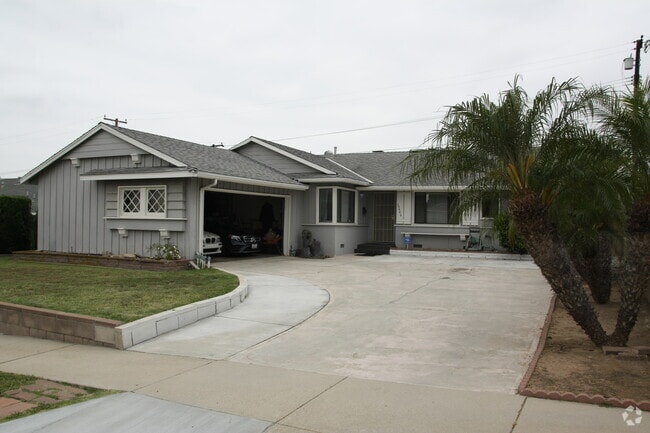 Building Photo - 15666 Hesse Dr