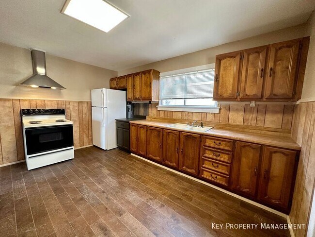 Building Photo - 853 Main St