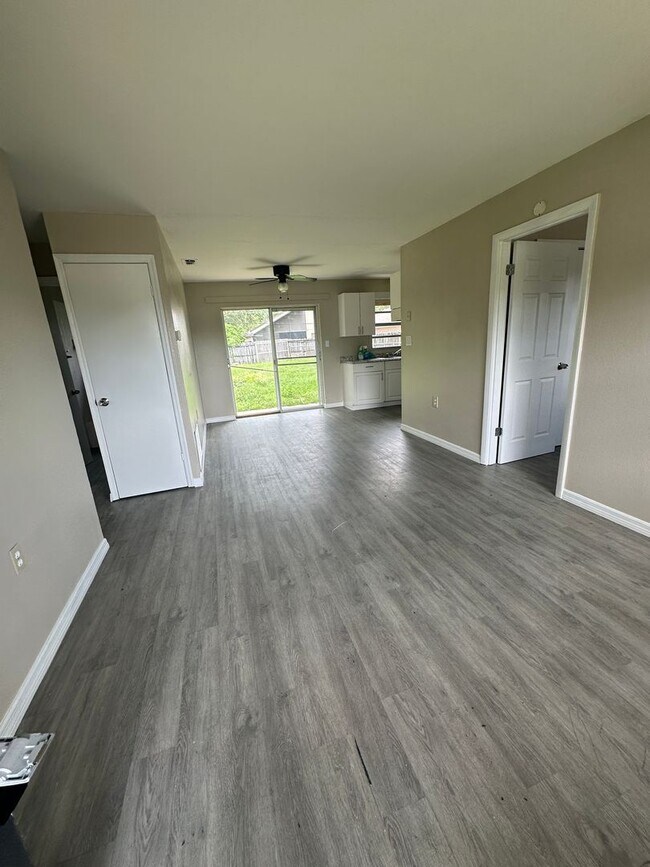 Building Photo - 3 bedroom home with fenced yard