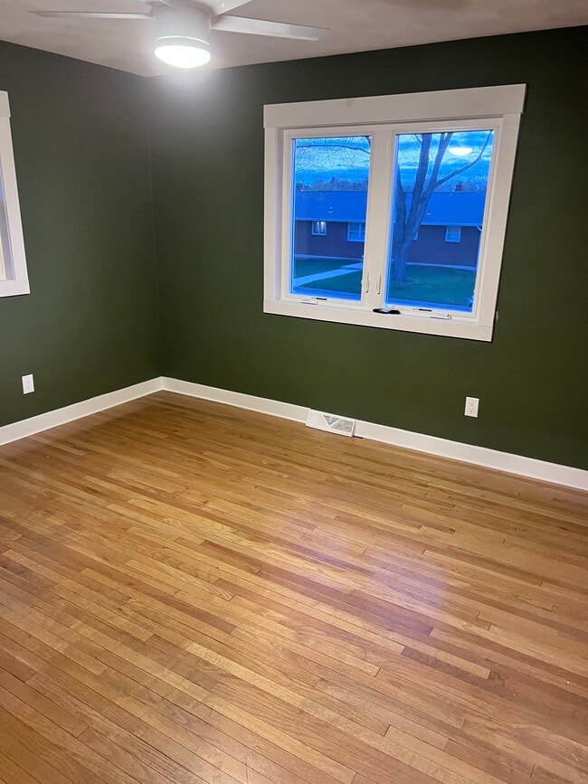 Building Photo - 1694 Earl Dr