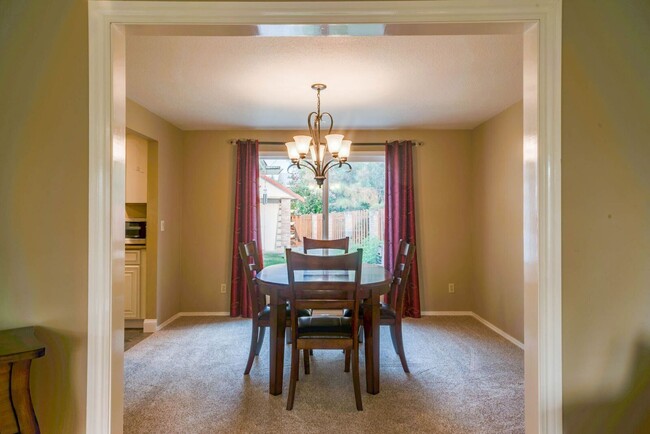 Foto del edificio - Large colonial home in NE Hillsboro