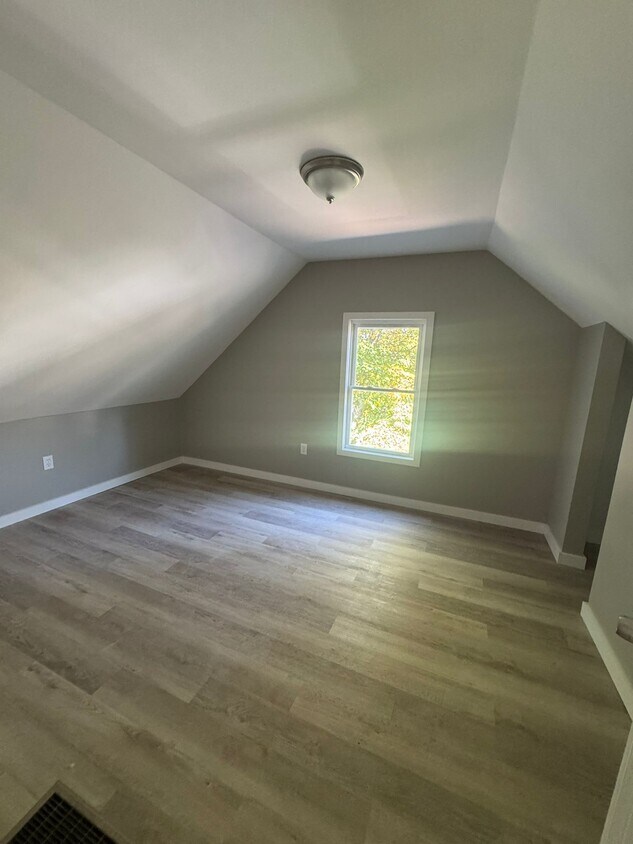 Building Photo - 343 Park St