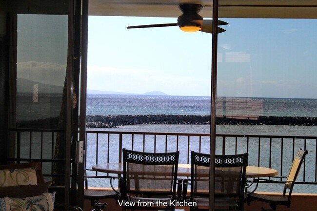 Foto del edificio - Extremely RARE right on the Ocean in Maala...