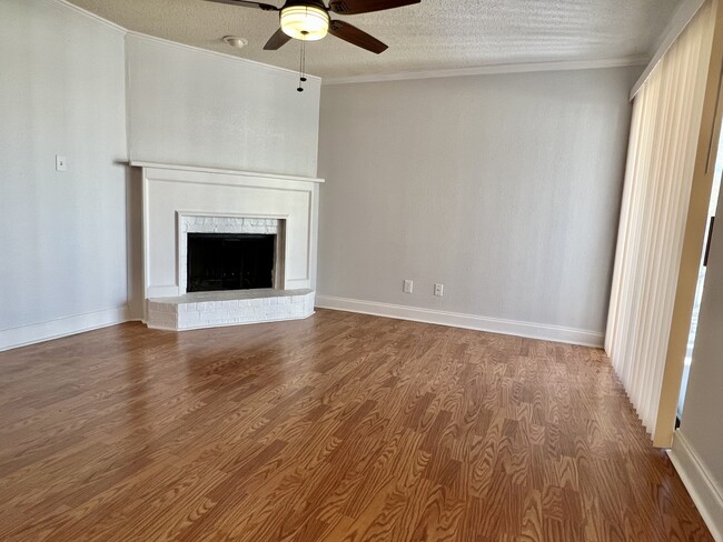 Building Photo - 1304 E Bayou Pky