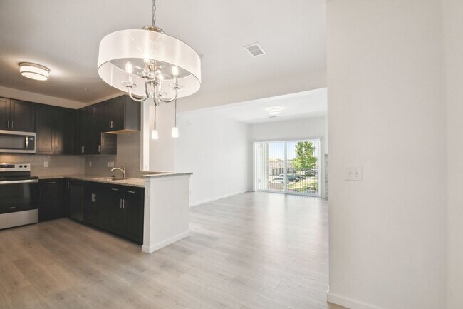 Building Photo - 3 Bedroom Condo With A Garage!
