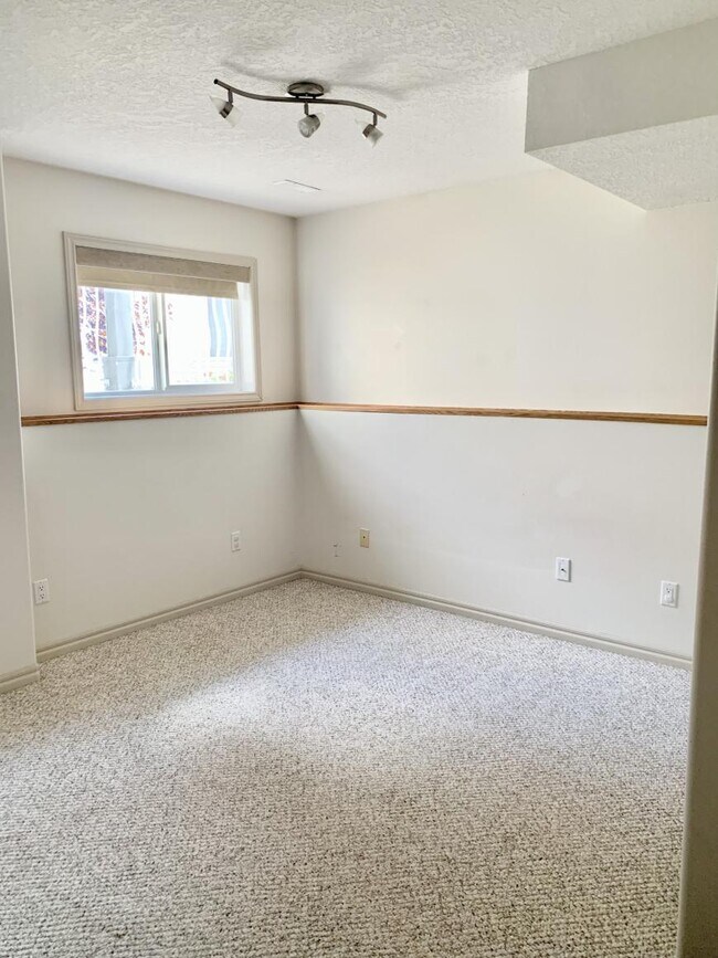 Photo du bâtiment - 4 bedroom in Grande Prairie AB T8W 2M8
